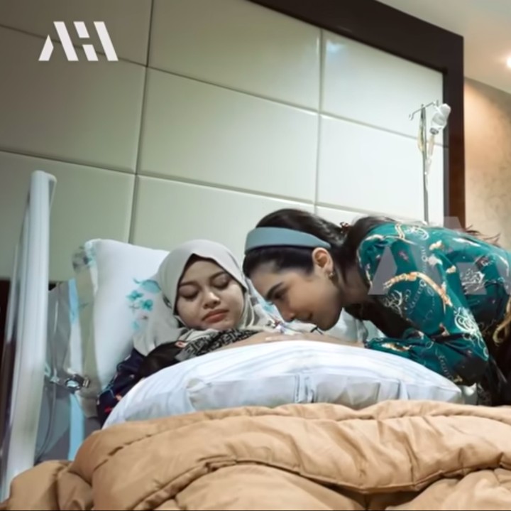<p>Pada saat <em>baby</em> A melakukan vaksinasi pertamanya, KD dan Ashanty turut menghibur sang cucu agar tenang, Bunda. (Foto: YouTube AH)</p>