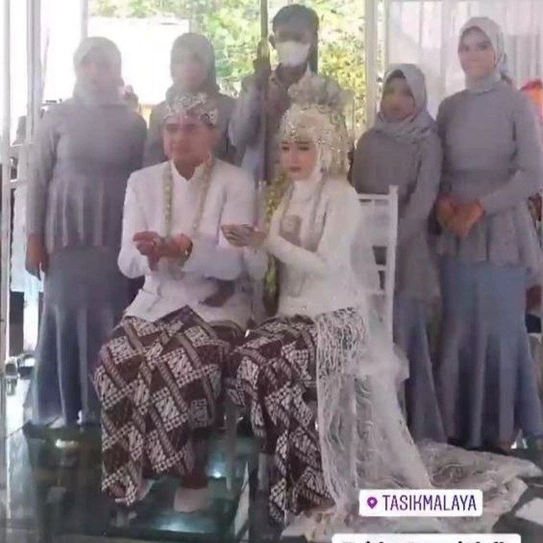 Dugaan perselingkuhan mantan suami Mawar AFI, Steno Ricardo dengan Susi babysitter yang ia nikahi bikin heboh. Yuk, intip potret Susi!