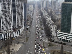 Penampakan Warga Ukraina Berbondong-bondong Keluar dari Ibu Kota Kiev