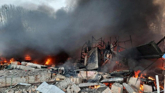 Harga minyak dunia tembus US$105 per barel dalam sesi puncak sebelum akhir perdagangan setelah Rusia melancarkan serangan militer ke Ukraina.