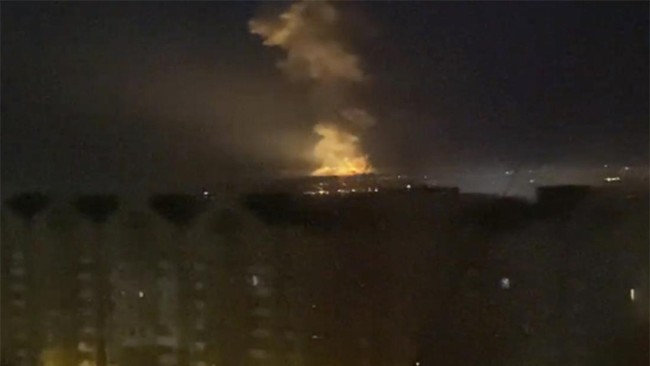 Gempuran agresi Rusia terus meluas dan semakin menekan Ukraina. Pasukan Rusia dilaporkan tengah menuju Kiev untuk mengepung ibu kota.