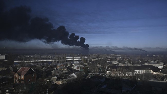 Dalam sebuah video yang beredar di media sosial, ledakan pipa gas alam di Kharkiv cukup besar dan tampak menampilkan siluet jamur di udara Ukraina.