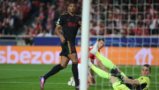 Ajax bermain imbang melawan Benfica pada pertandingan leg pertama babak 16 besar Liga Champions 2021/2022 di Stadion Lisboa, Kamis (24/2) dini hari WIB.