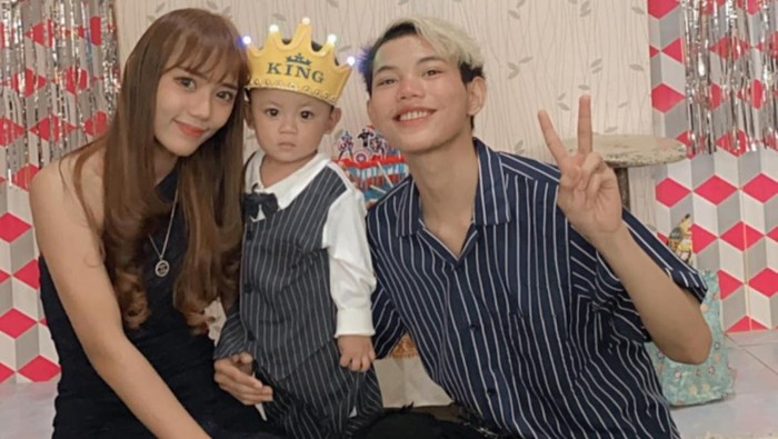 Tegar Septian bersama anak dan istri