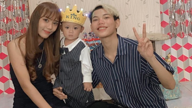 Tegar Septian bersama anak dan istri