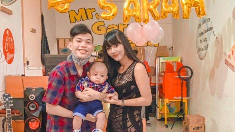 Tegar Septian bersama anak dan istri