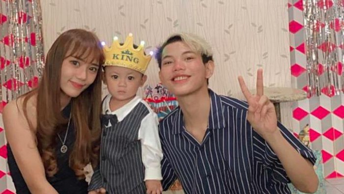 Tegar Septian bersama istri dan anak