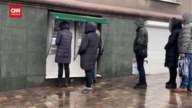 VIDEO: Rusia Invasi Ukraina, Warga Antre Di Atm Tarik Uang