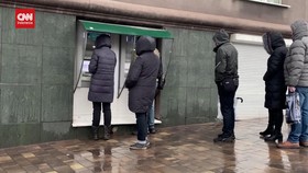 VIDEO: Rusia Invasi Ukraina, Warga Antre Tarik Uang di ATM