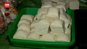 VIDEO: Pedagang Tahu-Tempe Pasar Induk Krama Jati Mulai Jualan