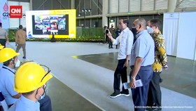 VIDEO: Jokowi Beri Arahan Saat Tinjau Vaksinasi di Kawasan Industri