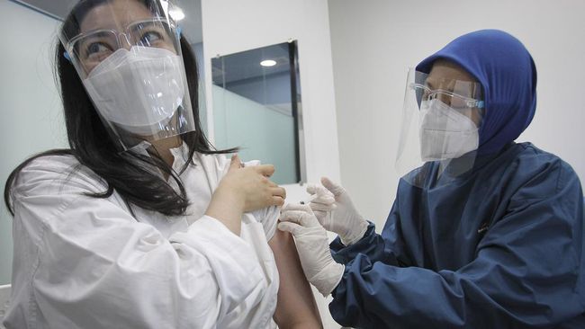 Penerima Vaksin Sinovac dan Sinopharm Bisa Pakai Booster Merek Zifivax Kemenkes memperbarui regime pemberian vaksin booster Covid-19 di Indonesia, di mana penerima dosis primer Sinova dan Sinopharm boleh terima booster Zifivax.