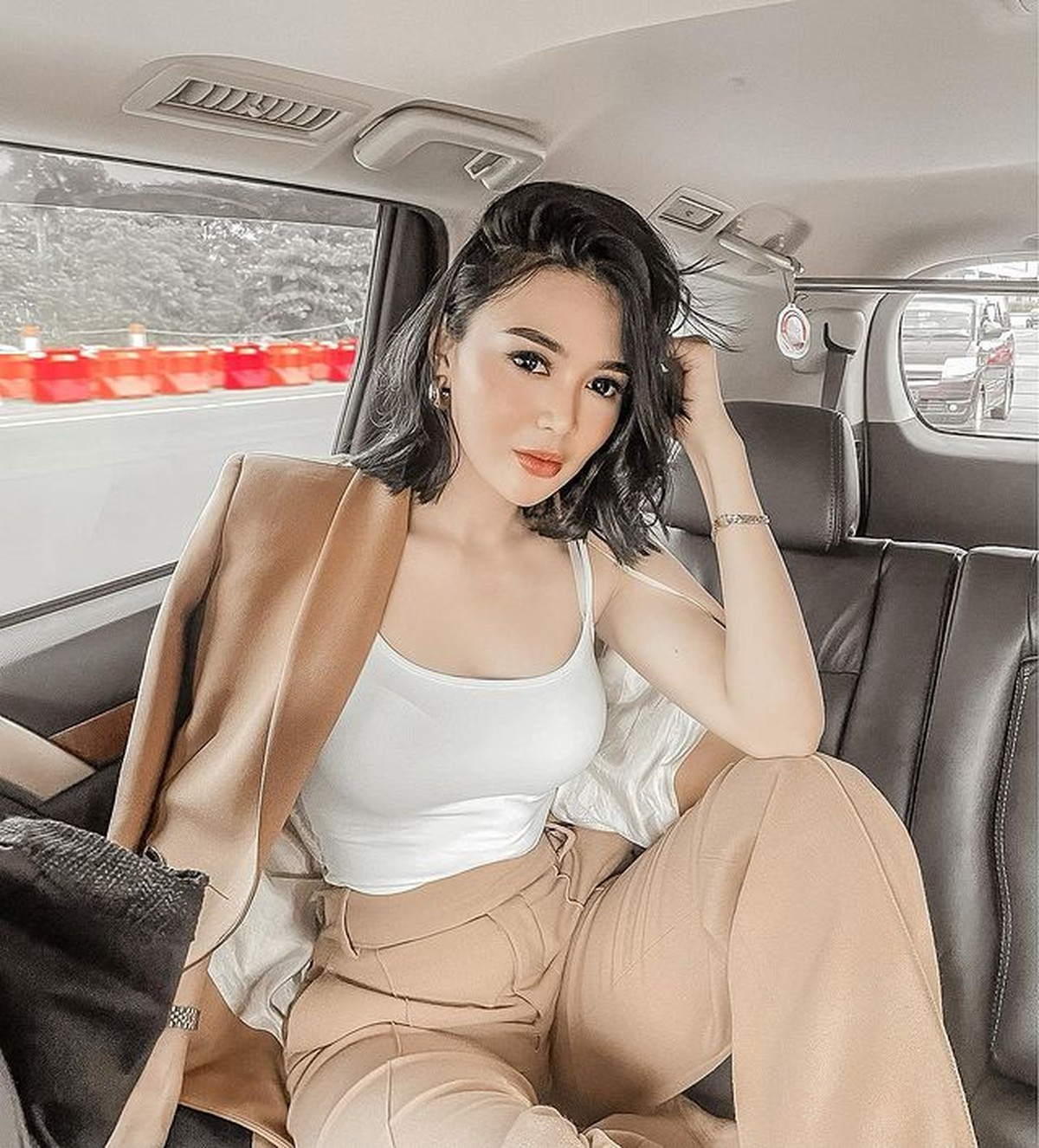 Wika Salim baru-baru ini jadi sorotan usai digombali oleh Menteri Badan Usaha Milik Negara&comma; Erick Thohir&period; Yuk&comma; intip potretnya&excl;