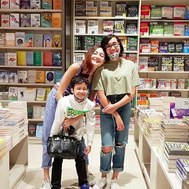 <p>Brinette dan Jarvis memang jarang tersorot, tapi momen keduanya bersama kerap diunggah oleh Marcelino dan Dewi Rezer. (Foto: Instagram @rezerdewi)</p>
