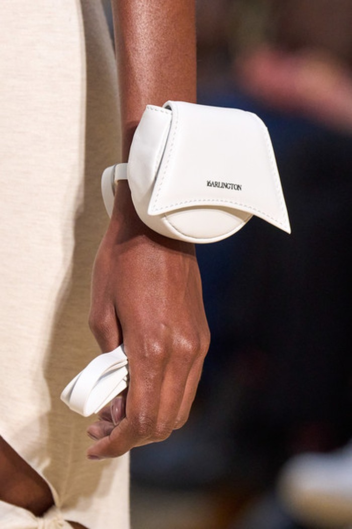 Berstruktur dinamis dan praktis akibat ukurannya yang kecil, wrist bag dari 16Arlington terlihat di panggung LFW dalam beberapa jenis warna dan material. Foto: livingly.com/ImaxTree