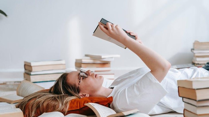 Bukan Introvert, 5 Ciri Ini Justru Tanda Perempuan Cerdas