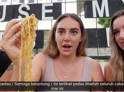 5 Momen Bule Nekat Cicip Mie Gacoan, Ini Reaksinya