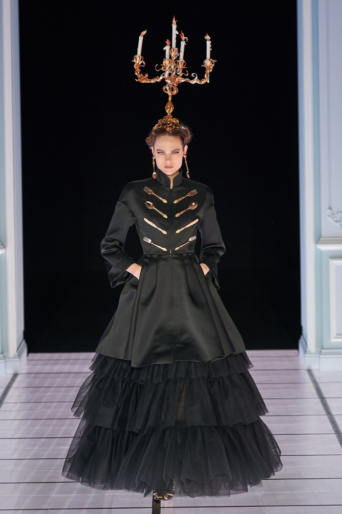 Candle holder era Victoria sebagai headpiece melengkapi look nuansa gloomy berupa gaun hitam dramatis dengan ornamen alat makan menghiasi bodice. Foto: vogue.com