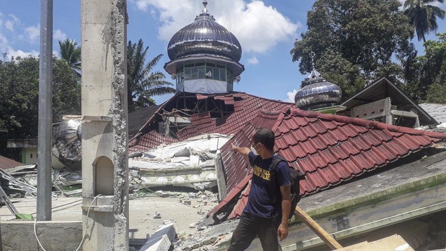 Psaman Barat, Sumbar, secara total sudah diguncang 52 gempa sejak Jumat (25/2) hingga Sabtu (26/2) pukul 07:00 WIB.