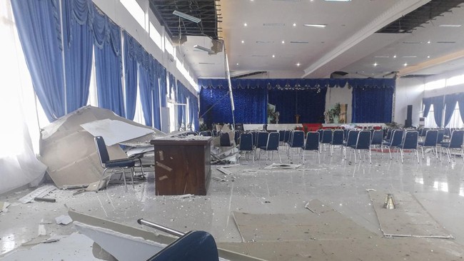 Gempa bumi yang terjadi di Sumbar memaksa belasan pasien di Rumah Sakit Achmad Mochtar (RSAM) dirawat di tenda yang dipasang di luar bangunan.
