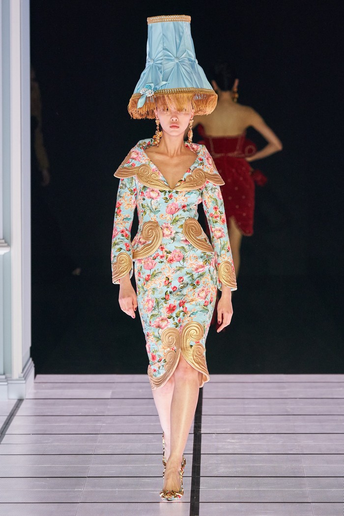 Desain outfit dress vintage motif flora berpasangan dengan headpiece berbentuk kap lampu membuat look lampu klasik. Foto: vogue.com