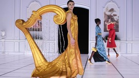 FOTO: Kala Perabotan Rumah Dihidupkan Moschino di Milan Fashion Week
