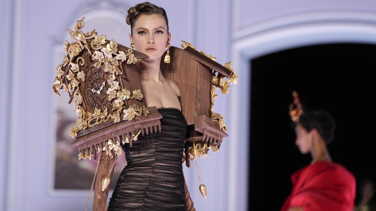 FOTO: Kala Perabotan Rumah Dihidupkan Moschino di Milan Fashion Week