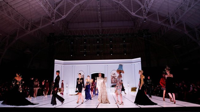 FOTO: Kala Perabotan Rumah Dihidupkan Moschino di Milan Fashion Week