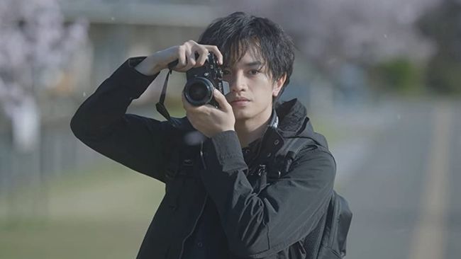 Kento Nakajima membintangi film panjang terbarunya, Love Like the Falling Petals, yang tayang di Netflix.