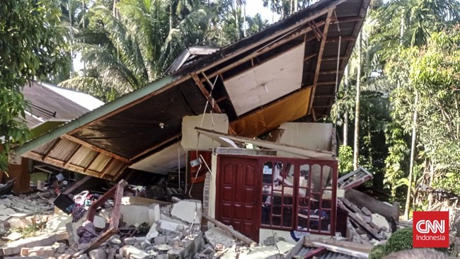 Beberapa bangunan di Pasaman Barat, Sumatera Barat, mengalami kerusakan berat akibat gempa dengan Magnitudo 6,2, Jumat (25/2) pagi.