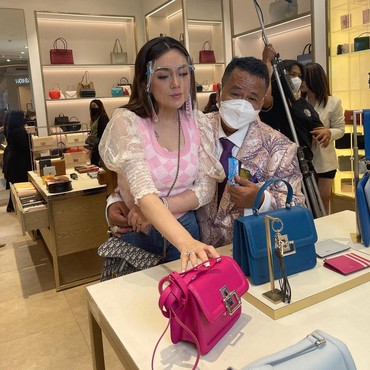 Tangan Hotman Paris Saat Pangku Celine Disorot, Pegang Kartu Taman Rekreasi?