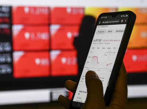 Warga melihat layar pergerakan saham pada gawainya di Jakarta, Kamis (24/2/2022). Indeks Harga Saham Gabungan (IHSG) ditutup anjlok 102,24 poin atau 1,48 persen ke posisi 6.817,82 mengikuti anjloknya bursa saham regional dan global akibat konflik ant