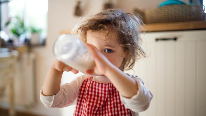 Ilustrasi bayi atau balita minum susu
