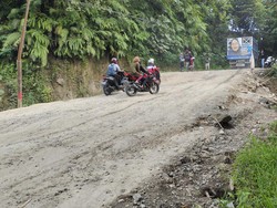 Pemkab Lakukan Pengerasan Jalan Rusak Akibat Pergerakan Tanah di Lebak