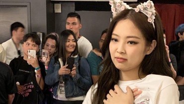 img-title Bahaya Banget, Para Idol Tampak Kesakitan Kena Lemparan Barang dari Fans