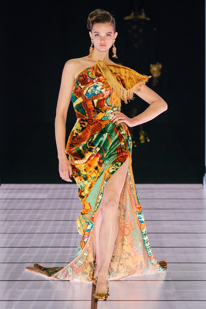 Karpet ruangan didesain menjadi draped dress beraksen slit yang glamor dan memesona. Foto: vogue.com