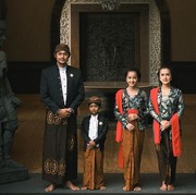 Deretan Artis yang Tampil Anggun Memakai Busana Adat Jawa