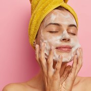 5 Kesalahan Sepele Saat Menggunakan Sabun Pembersih Wajah, Jadi Pemicu Jerawat Sampai Kerutan!