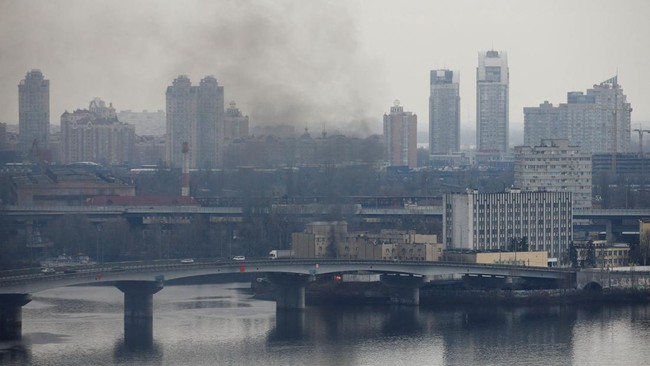Suara tembakan terdengar di dekat gedung pemerintahan di Kiev pada Jumat (25/2) pagi waktu setempat, demikian dilaporkan Associated Press.