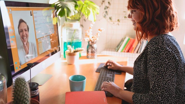 Hobi Main Sosmed, 5 Zodiak Ini Cocok  Berkarier Jadi Social Media Specialist