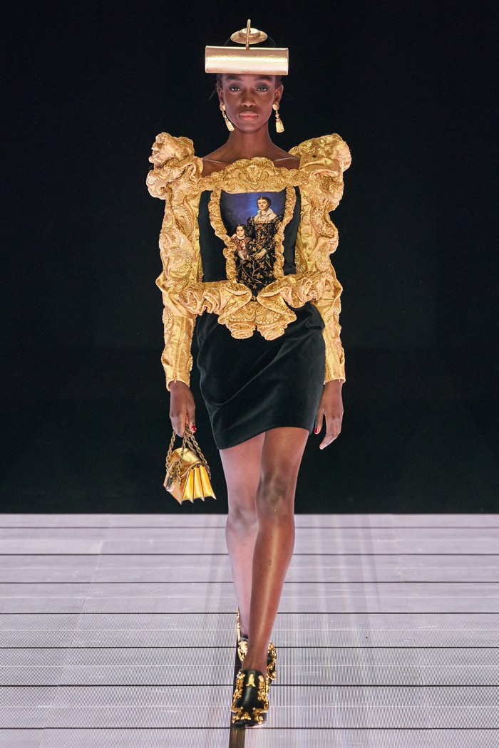 Lukisan renaisans turut melengkapi perabotan ruangan. Bingkai emas terwujud pada lengan, neckline, dan pinggang. Gaun lukisan tersebut juga dilengkapi headpiece berbentuk lampu sorot. Foto: vogue.com