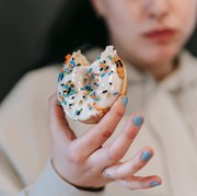 Kebiasaan Makan dan Ngemil Baik yang Dianjurkan Bagi Perempuan Usia 40-an, Biar Sehat dan Bugar Terus!