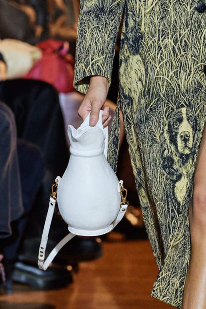 Masih dalam ajang NYFW, label Puppets and Puppets ikut menghadirkan tas mini yang menarik, yaitu tas berbentuk tea pot dengan tautan tali berwarna serupa. Foto: livingly.com/ImaxTree