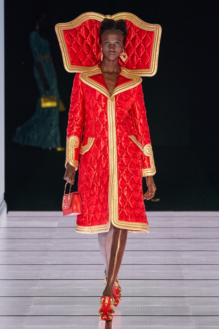 Mendalami inspirasi kamar tidur, outfit tema tempat tidur terepresentasi dalam bentuk quilted coat dan headboard layaknya ekstensi kerah di belakang kepala. Foto: vogue.com