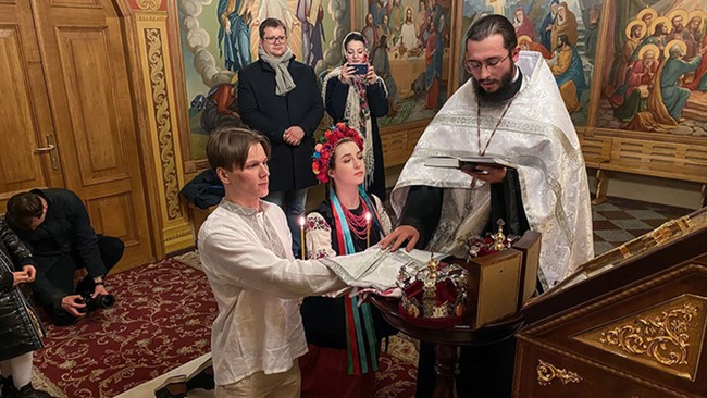 Pengantin baru warga Ukraina menghabiskan bulan madu dengan ikut bertempur melawan pasukan Rusia, Selasa (1/3).