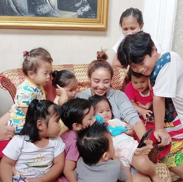 <p>Monica tidak pernah membedakan keempat anaknya serta ke-13 bayinya, Bunda. Seluruh anaknya diperlakukan dengan cara yang sama. (Foto: Instagram: @monica_soraya_hariyanto)</p>