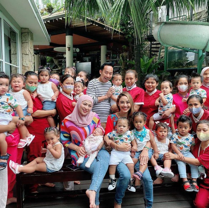<p>Untuk mengurus anak-anak dan ke-13 bayinya, Monica sampai mempekerjakan sekitar 38 asisten rumah tangga, lho. Keren banget ya, Bunda. (Foto: Instagram: @monica_soraya_hariyanto)</p>
