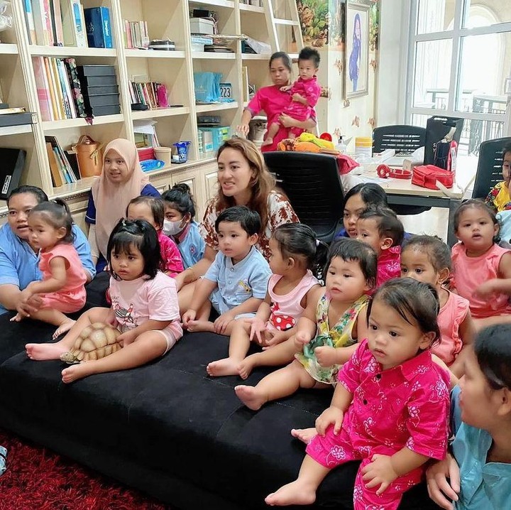 <p>Sebelumnya, Monica bercerita bahwa anak sulungnya telah berkeluarga dan sudah tidak tinggal bersamanya. Karena hanya tersisa tiga anak di rumah, kehadiran 13 bayi membuat rumahnya tak lagi terasa sepi. (Foto: Instagram: @monica_soraya_hariyanto)</p>