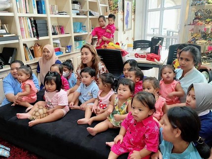 Gemas! 7 Potret Monica Soraya Bersama 13 Anak Angkatnya yang Kini Sudah Balita