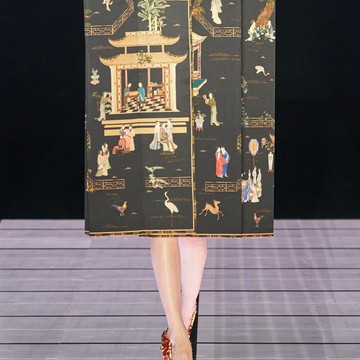 Potret Koleksi Moschino Fall 2022, Sulap Perabotan Rumah Jadi Baju di Milan Fashion Week